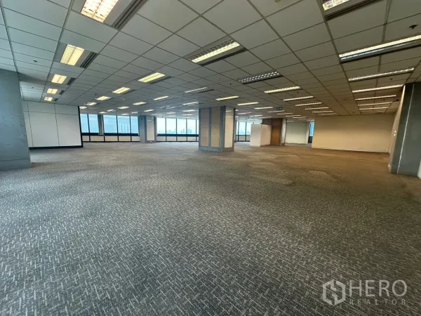 สำนักงาน ให้เช่าในKhlong Toei, Bangkok - พื้นที่สำนักงานแบบเปิดปูพรมกว้าง เพดานฝ้าพร้อมไฟและวิวเมือง