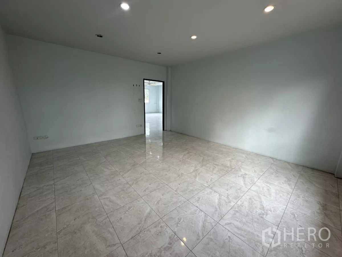 สำนักงานที่บ้าน ให้เช่า - ห้องนอนโล่ง พื้นกระเบื้อง ไฟฝังเพดาน และผนังโทนสว่าง.