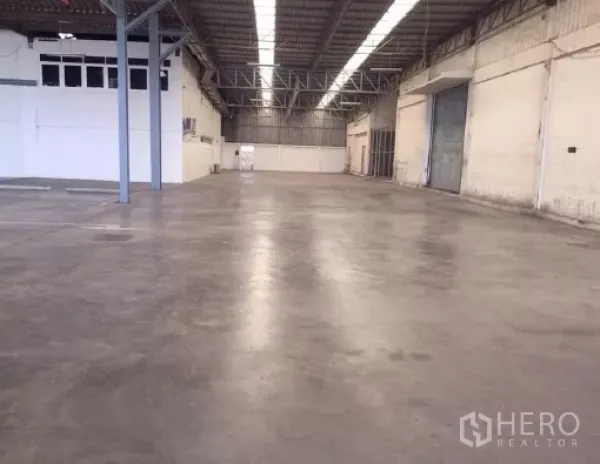 货栈 出租在Khlong Luang, Pathum Thani - 装卸区，卷帘门、钢柱与墙面电力接口。