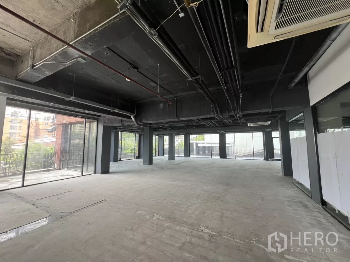 零售空间 出租在Watthana, Bangkok - 宽敞明亮的零售区，连续落地窗沿建筑延展