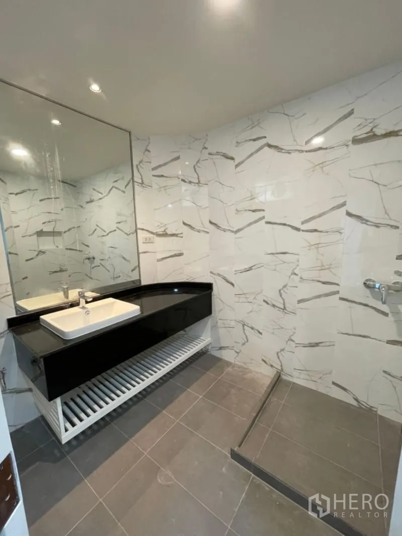 คอนโด ให้เช่าในKhlong Toei, Bangkok - ห้องน้ำร่วมสมัย พร้อมพื้นที่อาบน้ำแบบวอล์กอิน เคาน์เตอร์สีดำ และกระเบื้องลายหินอ่อน