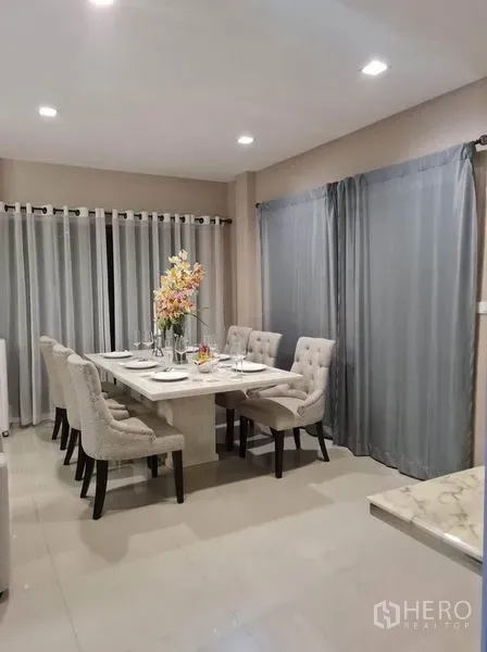 บ้าน ให้เช่าหรือขายในSaphan Sung, Bangkok - มุมรับประทานอาหารสว่าง โต๊ะหินพร้อมเก้าอี้บุผ้าและผ้าม่านสูง