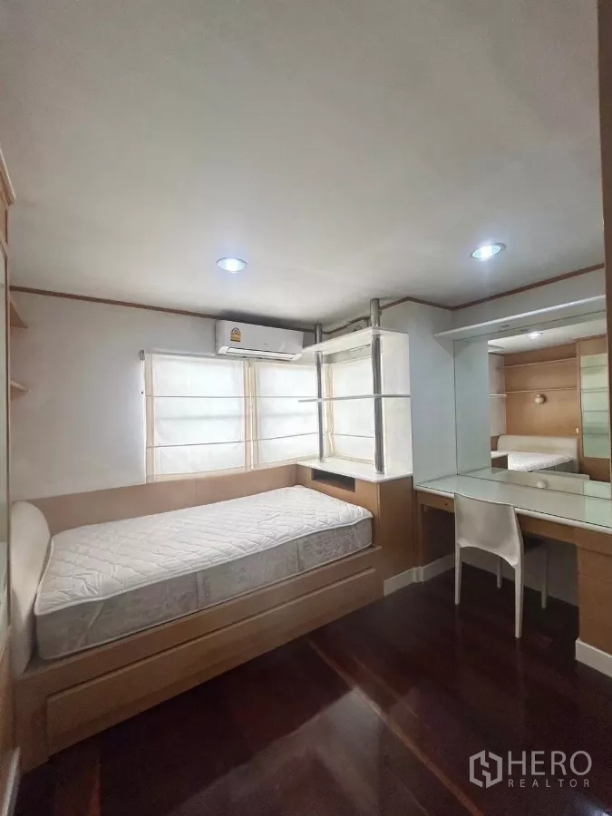 Detached House for rent in Suan Luang, Bangkok - Another single bedroom with built‑in desk, wardrobe, and shelving.