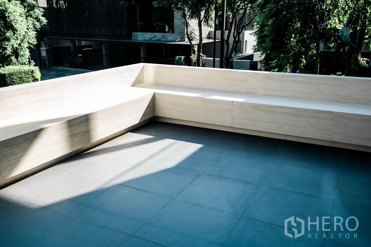 บ้าน ให้เช่าหรือขายในBang Kapi, Bangkok - เทอเรซกว้างพร้อมที่นั่งบิลท์อิน มองเห็นต้นไม้ร่มรื่น