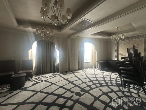 พื้นที่ขายปลีก ให้เช่าในKhlong Toei, Bangkok - ห้องอีเวนต์ส่วนตัวพร้อมโคมระย้า พรมลาย และหน้าต่างโค้ง