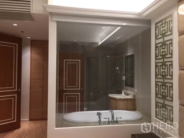公寓 出租在Sathon, Bangkok - 主卫带玻璃隔断、浴缸及独立淋浴的两卧公寓。