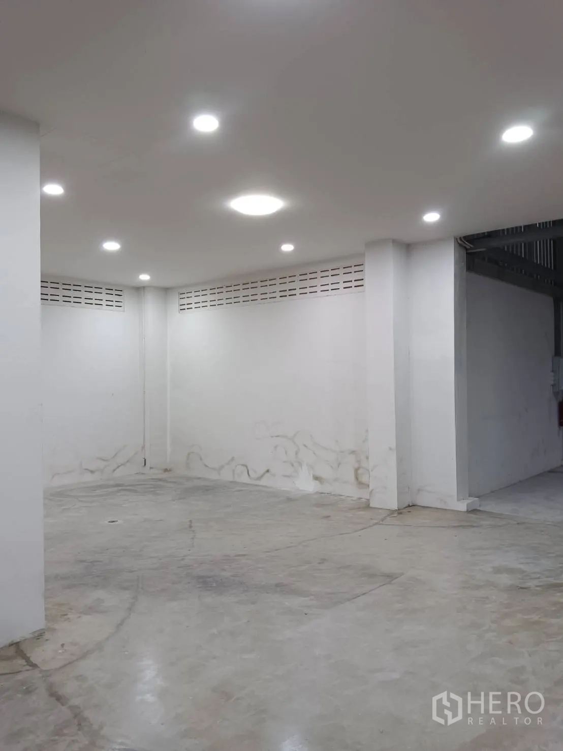 คลังสินค้า ให้เช่าในKhlong Sam Wa, Bangkok - พื้นที่อเนกประสงค์ชั้นล่าง เพดานฝังไฟและพื้นคอนกรีต