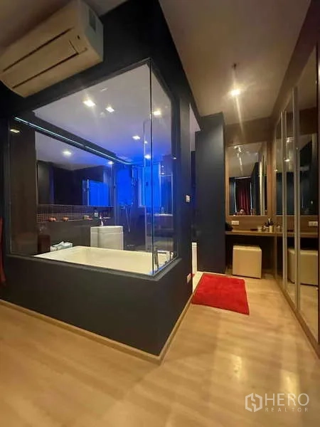 คอนโด ขายในPhaya Thai, Bangkok - มุมมองห้องนอนใหญ่ โชว์อ่างอาบน้ำกั้นกระจกและตู้เสื้อผ้าบานกระจก