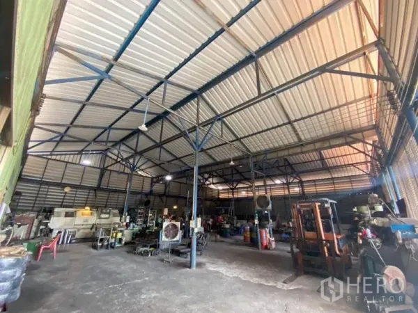 工厂 出售在Bang Khun Thian, Bangkok - 厂房内部，高挑钢结构屋顶与开放作业区及设备