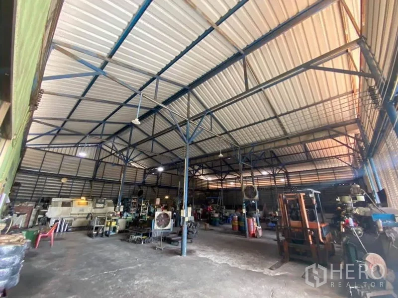 工厂 出售在Bang Khun Thian, Bangkok - 厂房内部，高挑钢结构屋顶与开放作业区及设备