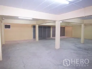 工厂 for rent in Thung Khru, Bangkok - 开放空间面向金属门与小型百叶窗。