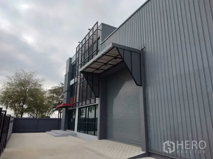 工厂 出租或出售 - 装卸区配大型卷帘门与金属雨棚，毗邻玻璃办公室。