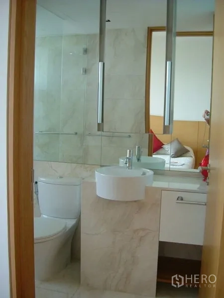 คอนโด ให้เช่าในSathon, Bangkok - ห้องน้ำสมัยใหม่ อ่างล้างหน้าทรงกลม กระจกบานใหญ่ และฉากกั้นอาบน้ำกระจกลายหินอ่อน