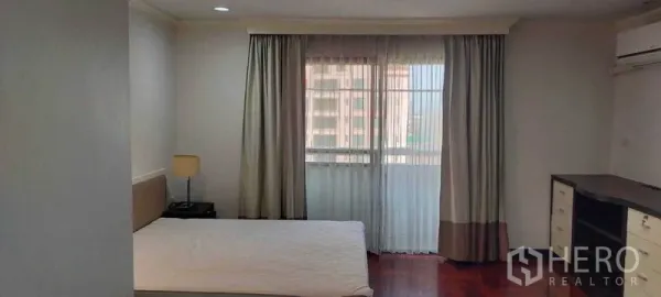 คอนโด ให้เช่าในWatthana, Bangkok - ห้องนอนสว่าง ผ้าม่านโปร่ง หน้าต่างบานใหญ่ และโคมไฟหัวเตียง