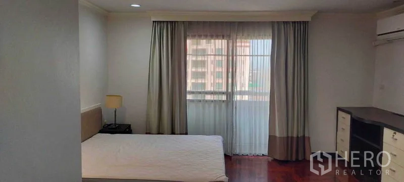 คอนโด ให้เช่าในWatthana, Bangkok - ห้องนอนสว่าง ผ้าม่านโปร่ง หน้าต่างบานใหญ่ และโคมไฟหัวเตียง