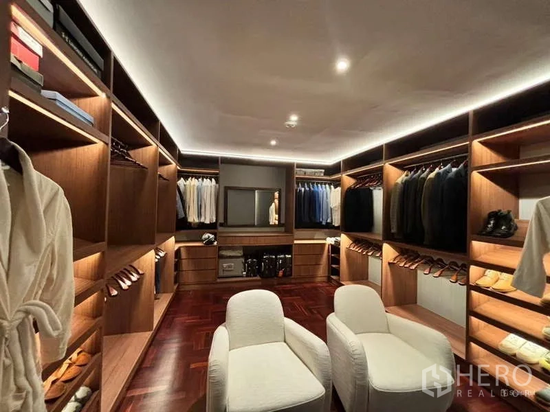 คอนโด ให้เช่าในWatthana, Bangkok - ห้องแต่งตัวบิวท์อินไม้ขนาดใหญ่ พร้อมเก้าอี้นั่งสองตัว