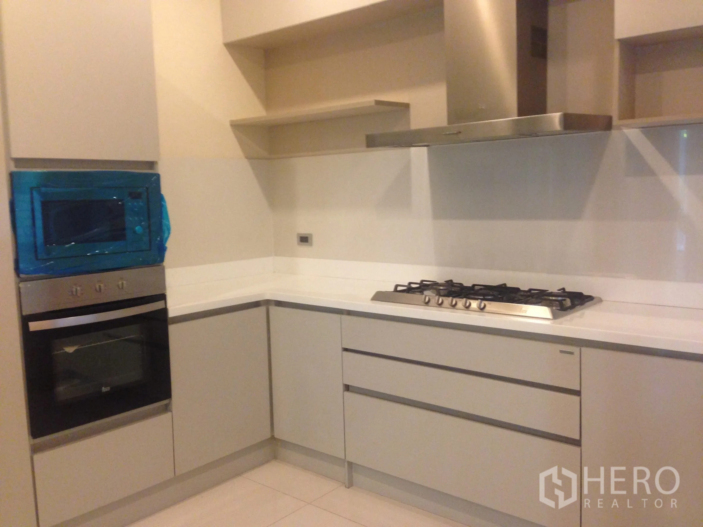 ทาวน์เฮาส์ ให้เช่าในBang Kapi, Bangkok - ห้องครัวบิวท์อิน เตาแก๊ส เตาอบ และเครื่องดูดควันสแตนเลส