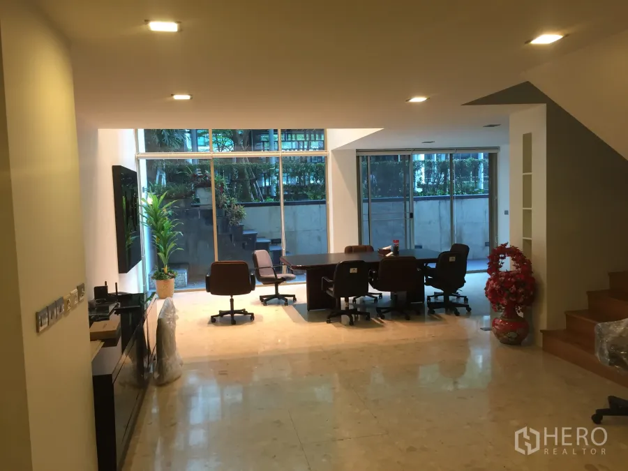 คอนโด ให้เช่าหรือขายในKhlong Toei, Bangkok - พื้นที่นั่งเล่นและรับประทานอาหารแบบโอเพ่น พร้อมพื้นหินอ่อน ไฟฝังเพดาน และผนังกระจกสูงมองเห็นต้นไม้