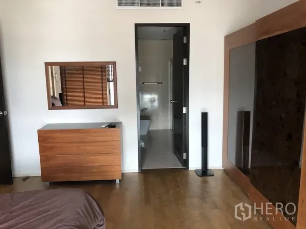 คอนโด ให้เช่าในWatthana, Bangkok - มุมมองจากห้องนอนไปยังห้องน้ำในตัว พร้อมตู้ลิ้นชักและตู้เสื้อผ้า พื้นไม้