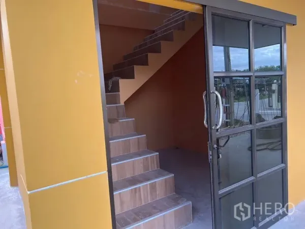 คลังสินค้า ให้เช่าในMueang Samut Prakan, Samut Prakan - ประตูกระจกทางเข้าเชื่อมบันไดปูกระเบื้องขึ้นชั้นลอยออฟฟิศ