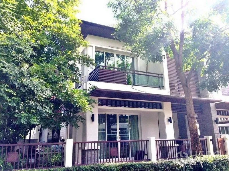 บ้าน ให้เช่าหรือขายในPrawet, Bangkok - ภายนอกบ้านเดี่ยวสองชั้นสไตล์โมเดิร์น มีระเบียง ร่มรื่นด้วยต้นไม้ และรั้วหน้า