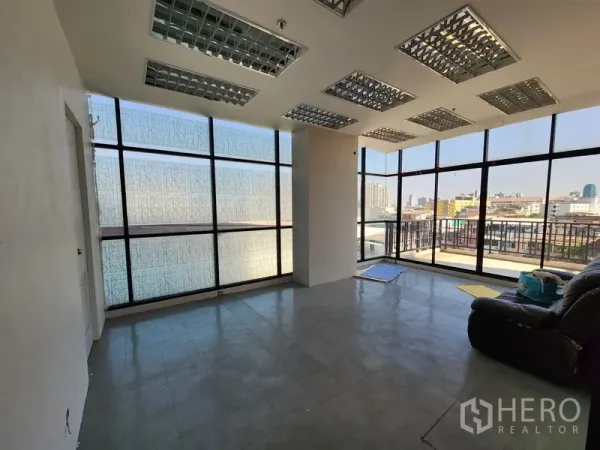 พื้นที่ขายปลีก ให้เช่าในBang Rak, Bangkok - โชว์รูมมุมอาคาร กระจกรอบด้าน พร้อมไฟฝ้าตาราง