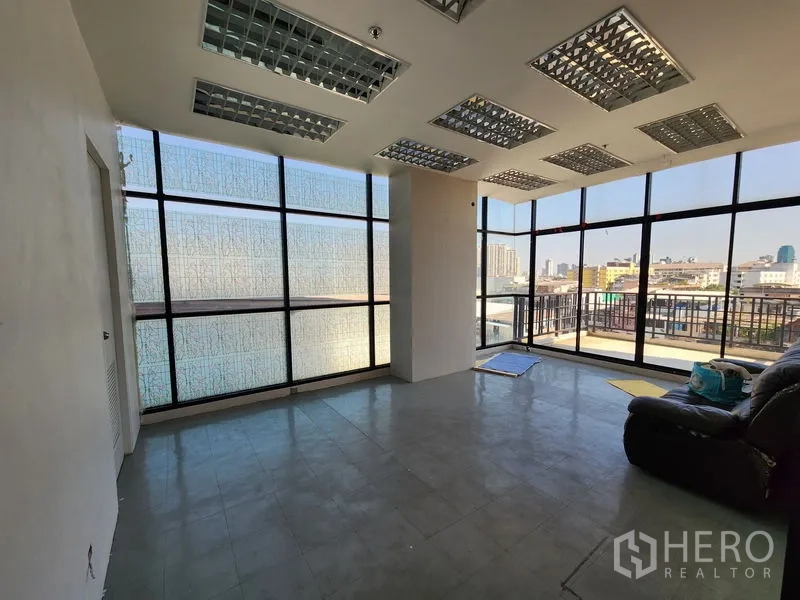 พื้นที่ขายปลีก ให้เช่าในBang Rak, Bangkok - โชว์รูมมุมอาคาร กระจกรอบด้าน พร้อมไฟฝ้าตาราง