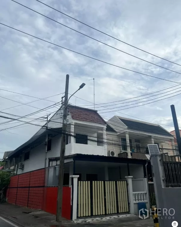 ทาวน์เฮาส์ ขายในPhra Khanong, Bangkok - ทาวน์เฮ้าส์สองชั้นย่านบางจาก พระโขนง พร้อมประตูรั้วและหลังคากระเบื้อง