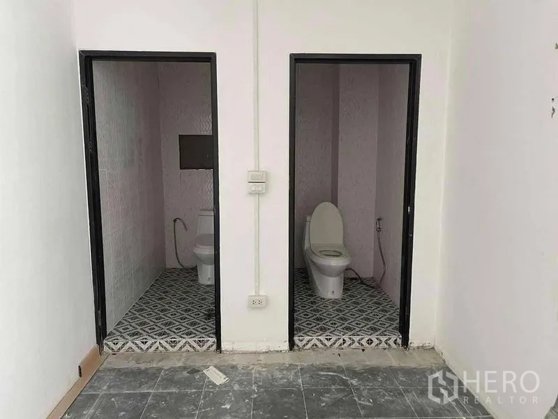 อาคารพาณิชย์ ให้เช่าในKhlong Toei, Bangkok - ห้องน้ำแยกสองห้อง ปูกระเบื้องลายแพตเทิร์นภายในอาคาร