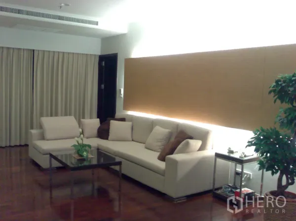 คอนโด ให้เช่าในWatthana, Bangkok - ห้องนั่งเล่นร่วมสมัย โซฟาเข้ามุม โต๊ะกลางกระจก ไฟซ่อน และพื้นไม้