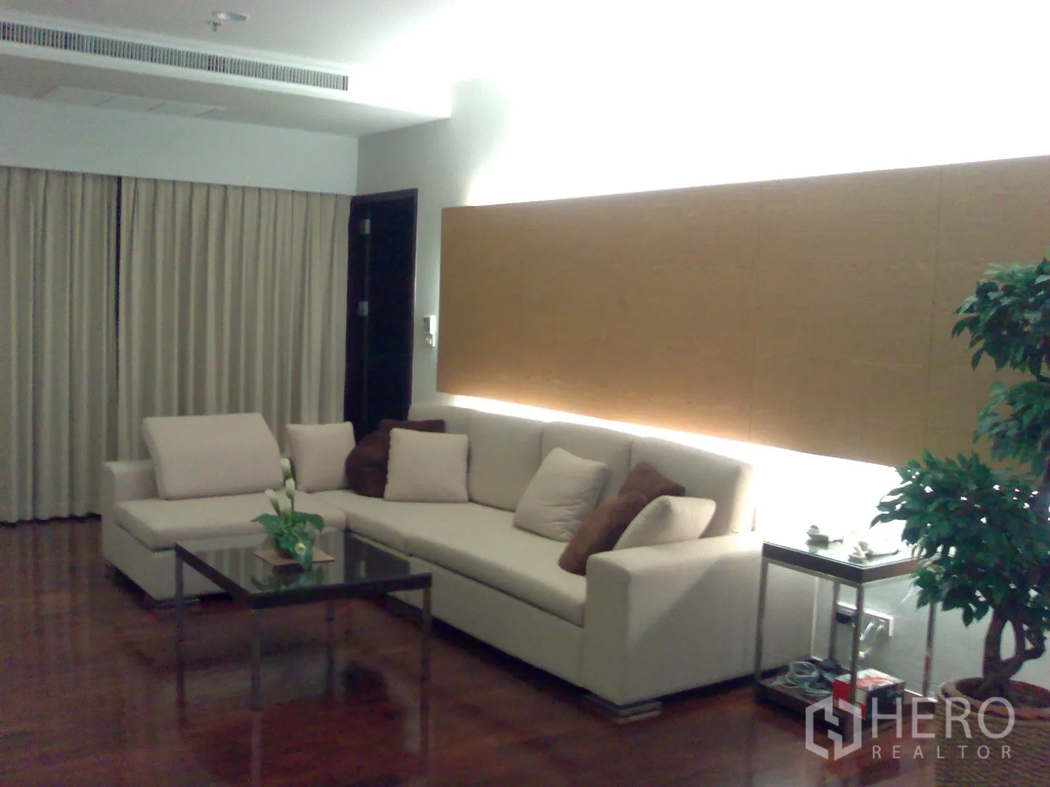 คอนโด ให้เช่าในWatthana, Bangkok - ห้องนั่งเล่นร่วมสมัย โซฟาเข้ามุม โต๊ะกลางกระจก ไฟซ่อน และพื้นไม้