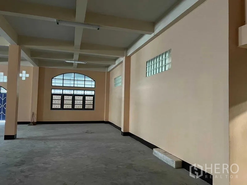 คลังสินค้า ให้เช่าในBang Khun Thian, Bangkok - พื้นที่ชั้นล่างพร้อมหน้าต่างทรงโค้งและเหล็กดัด