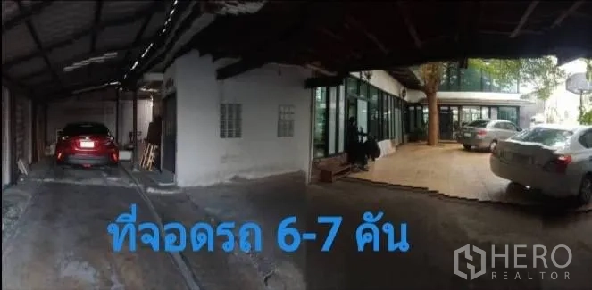 บ้าน ให้เช่าในKhlong Toei, Bangkok - ที่จอดรถในร่มข้างบ้าน รองรับรถหลายคัน