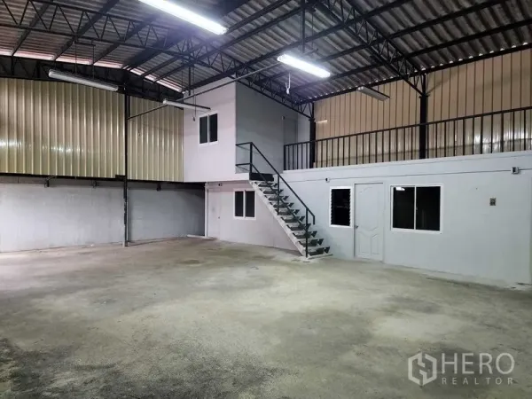 货栈 出租在Chatuchak, Bangkok - 从仓库地面望向通往夹层办公室的楼梯，带护栏和窗户。