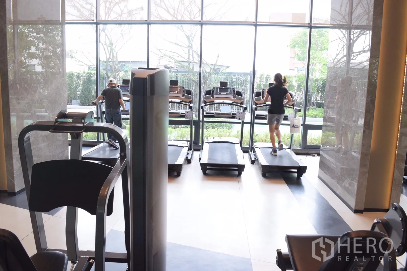 คอนโด ให้เช่าในPhra Khanong, Bangkok - ฟิตเนสของคอนโดพร้อมลู่วิ่งมองออกสู่สวน