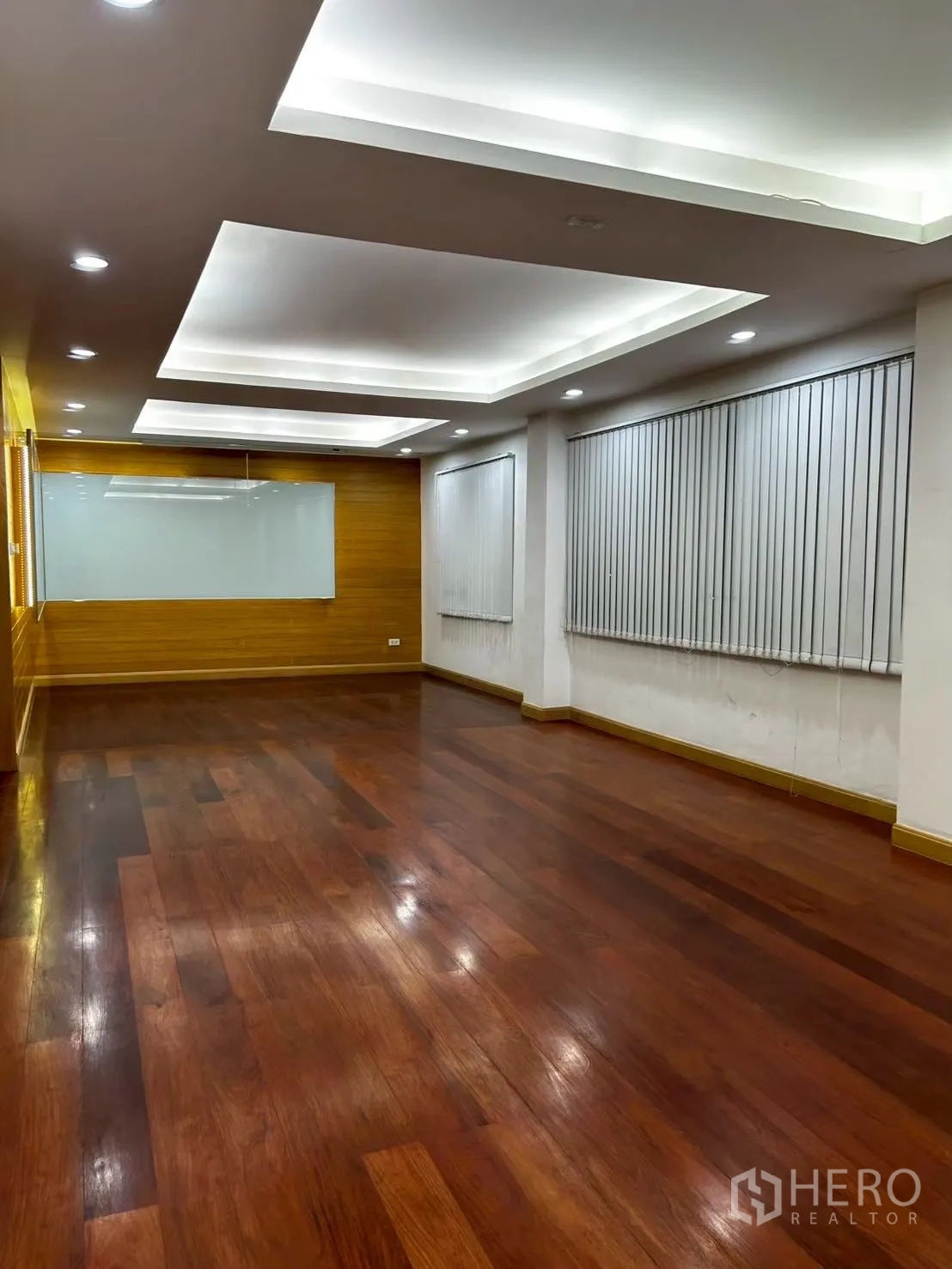 โชว์รูม for rent or sale in Bang Phli, Samut Prakan - ห้องโล่งพื้นไม้ขัดเงา ฝ้าซ่อนไฟ มู่ลี่บังแสง