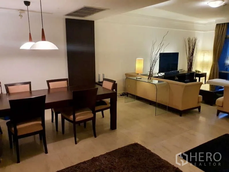 คอนโด ขายในPathum Wan, Bangkok - โซนรับประทานอาหารเชื่อมต่อห้องนั่งเล่น โคมไฟแขวน