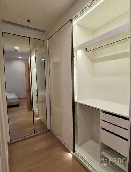 公寓 出租在Bang Rak, Bangkok - 更衣区设滑门镜面衣柜、开放搁架与抽屉收纳。