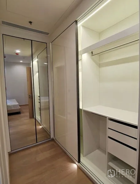公寓 出租在Bang Rak, Bangkok - 更衣区设滑门镜面衣柜、开放搁架与抽屉收纳。