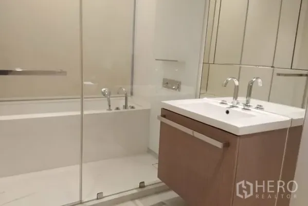 คอนโด ให้เช่าในPathum Wan, Bangkok - ห้องน้ำสมัยใหม่ มีอ่างอาบน้ำกั้นกระจก อ่างล้างหน้าลอยตัว และกระจกบานกว้าง