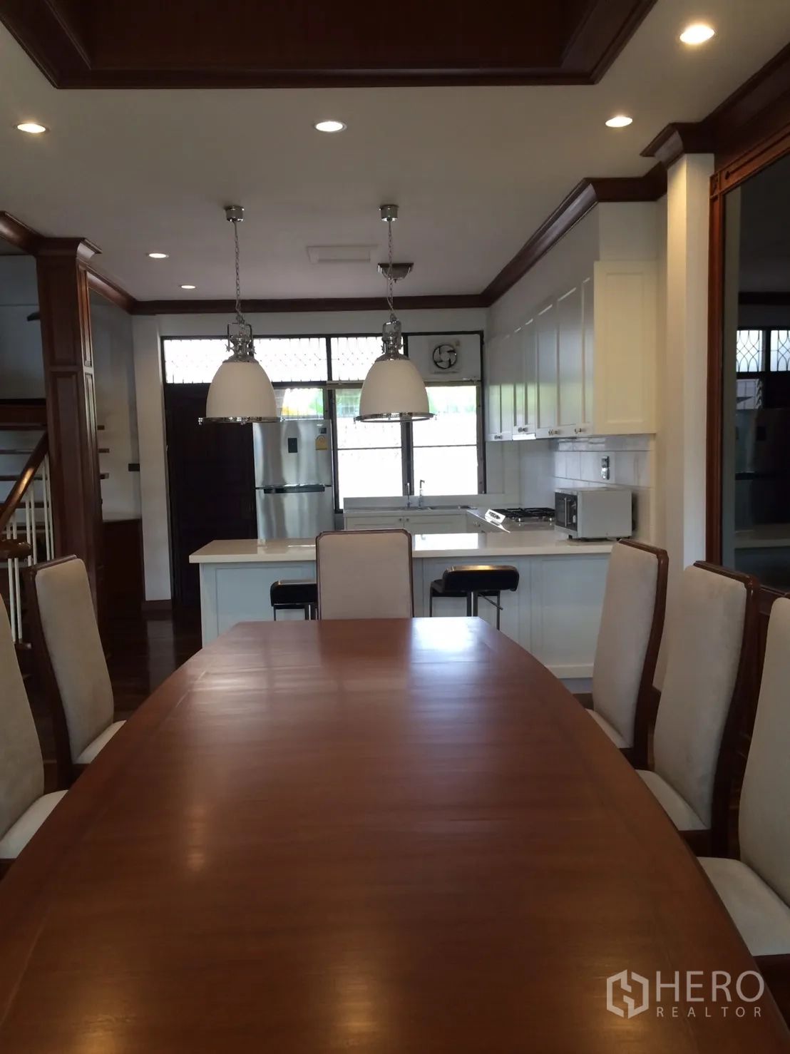 独立式住宅 出租在Khlong Toei, Bangkok - 餐厅面向带中岛的厨房和不锈钢冰箱，顶置筒灯。