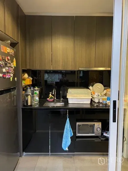 สำนักงาน ให้เช่าในPhaya Thai, Bangkok - แพนทรีขนาดกะทัดรัด ตู้บานไม้สีเข้ม อ่างล้างจาน ตู้เย็น และไมโครเวฟ