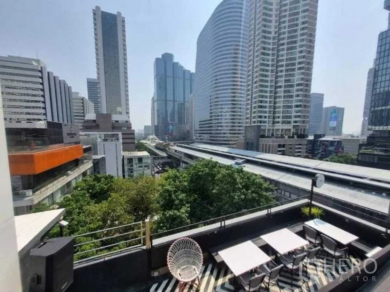 零售空间 出租在Bang Rak, Bangkok - 露台视角，可见轻轨轨道与树梢及城市景观