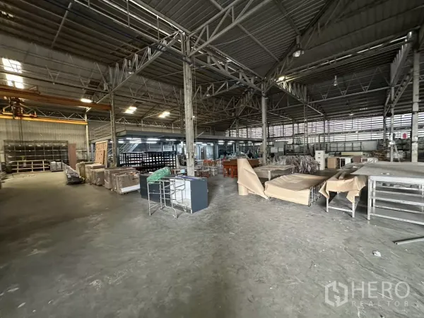 คลังสินค้า ให้เช่าในYan Nawa, Bangkok - พื้นที่โรงงานกว้าง มีของวางและชั้นลอยสองฝั่ง