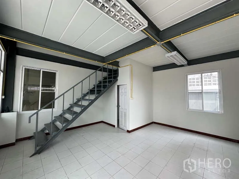 คลังสินค้า ให้เช่าในPak Kret, Nonthaburi - ออฟฟิศชั้นลอยปูกระเบื้อง พร้อมบันไดเหล็กและไฟเพดาน