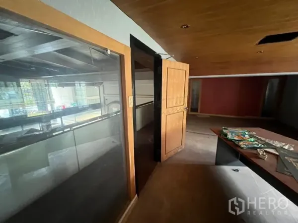 店屋 出租在Huai Khwang, Bangkok - 夹层走廊配玻璃隔断与木质天花。