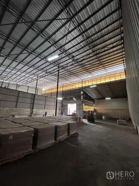 Warehouse for rent in Rat Burana, Bangkok - Industrial warehouse with skylight panels, forklift access and a large loading bay opening.
