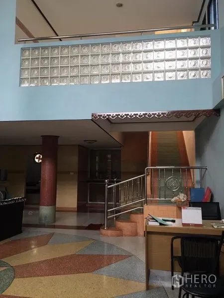 带办公室的家 出售在Suan Luang, Bangkok - 素安鲁昂Home Office挑高门厅，玻璃砖采光墙、磨石地与不锈钢楼梯。