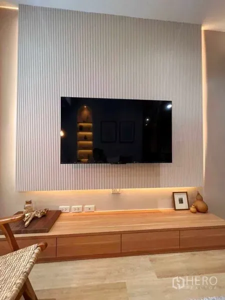 คอนโด ให้เช่าในRatchathewi, Bangkok - ผนังทีวีห้องนั่งเล่น ติดทีวีบิลต์อิน พร้อมคอนโซลไม้และไฟซ่อน ในคอนโดราชเทวี