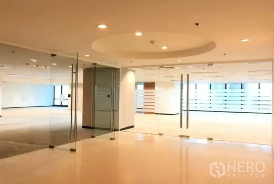 办公空间 出租在Phaya Thai, Bangkok - 公共入口，大型玻璃双开门与圆形下沉天花。